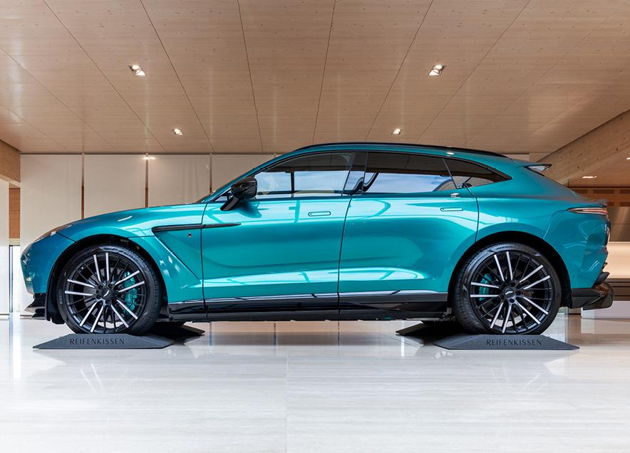 Aston Martin DBX sur coussins Reifenkissen
